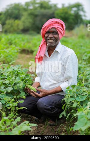 Cowpea Seeds Landwirtschaft, glücklicher indischer Bauer, armer Bauer Stockfoto