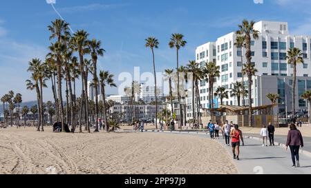 Der legendäre Strandspaziergang am Strand von Santa Monica in Kalifornien, USA, wurde am 5. 2023. Februar aufgenommen Stockfoto