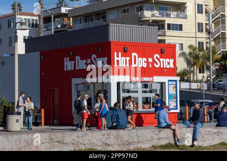 Legendärer Lebensmittelverkäufer Hot Dog on a Stick am Strand von Santa Monica in Kalifornien, USA, aufgenommen am 5. 2023. Februar Stockfoto