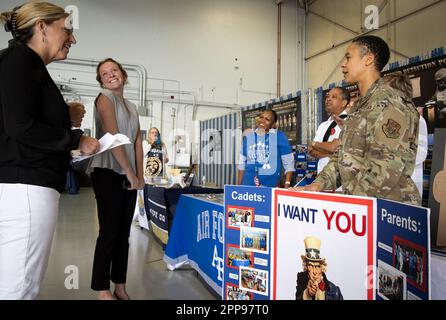 22. April 2023, Marietta, Georgia, USA: Rebecca Wade, 16, wird rot, wenn sie sich am Samstag mit ermutigenden Air Force-Rekrutierern trifft. Mehr als 700 Schüler aus ganz Georgia versammelten sich am Georgia Service Academy Day auf dem Luftwaffenstützpunkt Dobbins, um Rekrutierer aus allen Zweigen der US-Militärdienste und ihrer Akademien zu besuchen Air Force Academy, die USA Küstenwache Akademie, USA Merchant Marine Academy, die USA Militärakademie und den USA Marineakademie. Anwerber aus allen Branchen sind darauf bedacht, Tausende von qualifizierten High-School-Schülern für eine Million anzuziehen Stockfoto