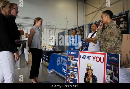 22. April 2023, Marietta, Georgia, USA: Rebecca Wade, 16, wird rot, wenn sie sich am Samstag mit ermutigenden Air Force-Rekrutierern trifft. Mehr als 700 Schüler aus ganz Georgia versammelten sich am Georgia Service Academy Day auf dem Luftwaffenstützpunkt Dobbins, um Rekrutierer aus allen Zweigen der US-Militärdienste und ihrer Akademien zu besuchen Air Force Academy, die USA Küstenwache Akademie, USA Merchant Marine Academy, die USA Militärakademie und den USA Marineakademie. Anwerber aus allen Branchen sind darauf bedacht, Tausende von qualifizierten High-School-Schülern für eine Million anzuziehen Stockfoto