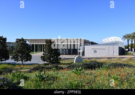 NEWPORT BEACH, KALIFORNIEN - 22. April 2023: Rathaus mit Blumen im Civic Cent Park im Vordergrund. Stockfoto