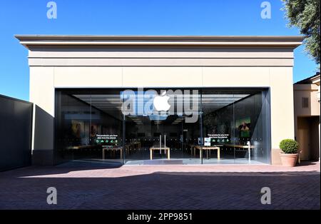NEWPORT BEACH, KALIFORNIEN - 22. April 2023: The Apple Store in Fashion Island. Stockfoto