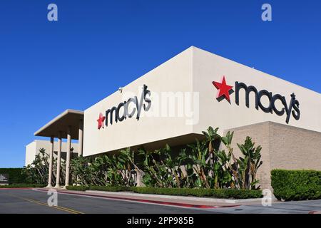 NEWPORT BEACH, KALIFORNIEN - 22. April 2023: Macy's Department Store in Fashion Island. Stockfoto