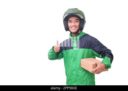 Porträt eines asiatischen Online-Kurierfahrers mit grüner Jacke und Helm, der Paket und Box für den Kunden liefert. Isoliertes Bild auf weißem Hintergrund Stockfoto