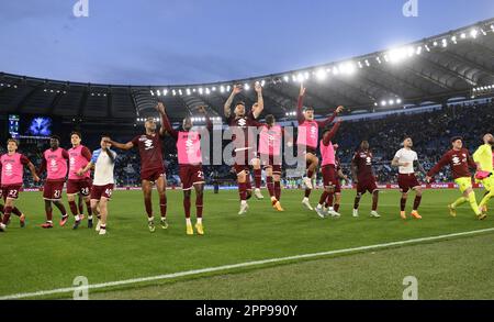 Rom, Italien. 22. April 2023. Torinos Spieler feiern den Sieg nach einem Fußballspiel der Serie A zwischen Latium und Torino in Rom, Italien, am 22. April 2023. Kredit: Augusto Casasoli/Xinhua/Alamy Live News Stockfoto