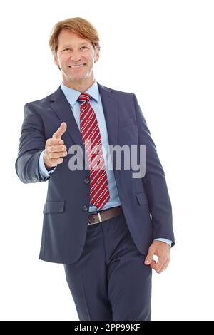 Vertrauen in die Wirtschaft schaffen. Studioporträt eines erwachsenen Geschäftsmannes, der seinen Arm ausstreckt, um sich die Hand zu geben. Stockfoto