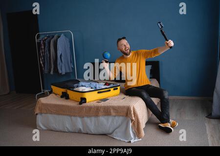 Millennial-Blogger nimmt Vlog-Videos auf, während Ihr Mobiltelefon unterwegs Livestreaming nutzt. Live-Streaming-Inhalte für seinen Vlog auf Home.online Stockfoto