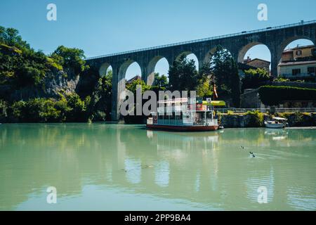 Das Aquädukt über dem Fluss Bourne und ein Paddeldampfer im Dorf Saint Nazaire en Royans in den französischen Alpen (Drome) Stockfoto