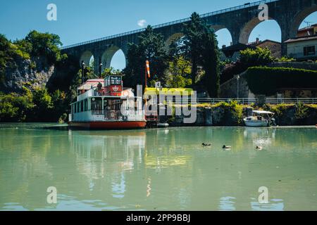 Das Aquädukt über dem Fluss Bourne und ein Paddeldampfer im Dorf Saint Nazaire en Royans in den französischen Alpen (Drome) Stockfoto