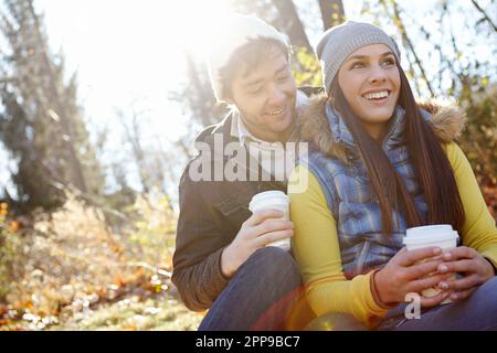 Wunderschöner Kaffeeplatz. Ein liebevolles junges Paar, das zusammen sitzt und einen Kaffee im Freien genießt. Stockfoto