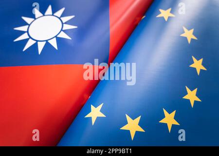 Flaggen der Europäischen Union und taiwans. Das Konzept der internationalen Beziehungen zwischen Ländern. Der Zustand der Regierungen. Stockfoto