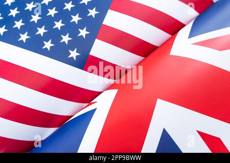 Gemischte Flaggen der USA und glamouröse Union Jack-Flagge. Stockfoto