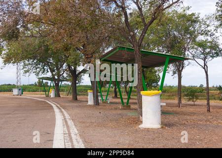 Picknickbereich am Straßenrand in Katalonien, Spanien. Stockfoto