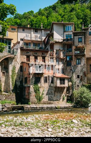 Das Dorf Pont-en-Royans mit seinen hängenden Häusern und dem blauen Wasser des Flusses Bourne in den Vercors, den Bergen der französischen Alpen Stockfoto