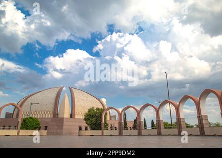 Atemberaubende, wolkige Rückseite Blick auf das Pakistan Monument im Herzen von Islamabad, Pakistan Stadt: Islamabad Land: Pakistan Monat: April Datum: 21. Jahr: 202 Stockfoto