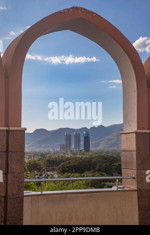 Atemberaubende, wolkige Rückseite Blick auf das Pakistan Monument im Herzen von Islamabad, Pakistan Stadt: Islamabad Land: Pakistan Monat: April Datum: 21. Jahr: 202 Stockfoto