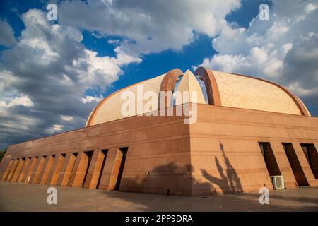 Atemberaubende, wolkige Rückseite Blick auf das Pakistan Monument im Herzen von Islamabad, Pakistan Stadt: Islamabad Land: Pakistan Monat: April Datum: 21. Jahr: 202 Stockfoto