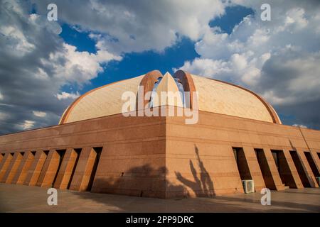 Atemberaubende, wolkige Rückseite Blick auf das Pakistan Monument im Herzen von Islamabad, Pakistan Stadt: Islamabad Land: Pakistan Monat: April Datum: 21. Jahr: 202 Stockfoto