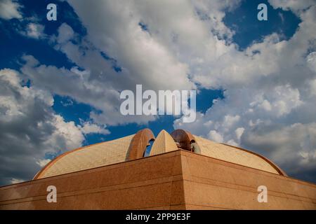 Atemberaubende, wolkige Rückseite Blick auf das Pakistan Monument im Herzen von Islamabad, Pakistan Stadt: Islamabad Land: Pakistan Monat: April Datum: 21. Jahr: 202 Stockfoto