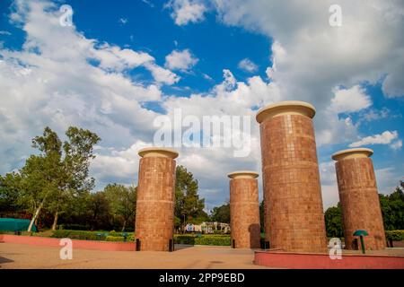 Islamabad Pakistan National Monument: Malerischer Blick auf vier Säulen an einem Tag mit sonnigem Blauen Himmel. Islamabad Country: Pakistan Monat: April Datum: 21. Jea Stockfoto