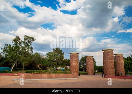 Islamabad Pakistan National Monument: Malerischer Blick auf vier Säulen an einem Tag mit sonnigem Blauen Himmel. Islamabad Country: Pakistan Monat: April Datum: 21. Jea Stockfoto