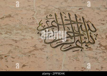 PAKISTAN-Islamabad 21. 4, 2023, arabische Kalligraphie "Basmala" an der Mauer der Moschee in Side. Text auf Arabisch: 'Im Namen Gottes, des gnädigsten, Stockfoto