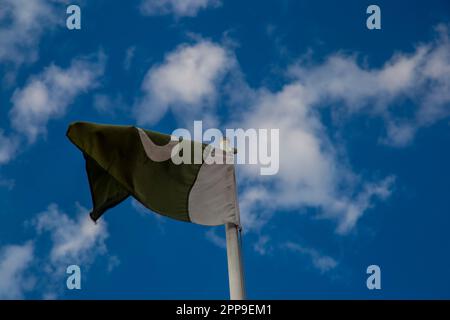 Die pakistanische Nationalflagge winkt in einer wunderschönen Skywelle, Pole, National, Wolken, Schlag, Freiheit Stockfoto