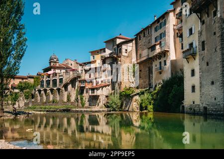 Das Dorf Pont-en-Royans mit seinen hängenden Häusern und dem blauen Wasser des Flusses Bourne in den Vercors, den Bergen der französischen Alpen Stockfoto