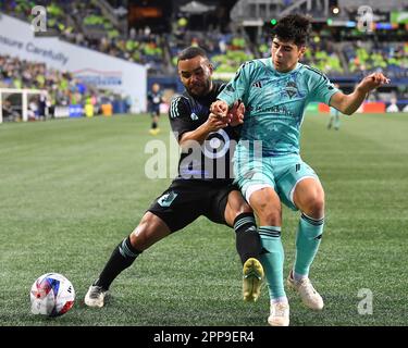 Seattle, WA, USA. 22. April 2023. 22. April 2023: Seattle Sounders Mittelfeldspieler Obed Vargas (73) kämpft gegen Minnesota United Defender D.J. Taylor (27) während des MLS-Fußballspiels zwischen Minnesota United und Seattle Sounders FC im Lumen Field in Seattle, WA. Seattle hat Minnesota 1-0 besiegt. Steve Faber/CSM Kredit: CAL Sport Media/Alamy Live News Stockfoto