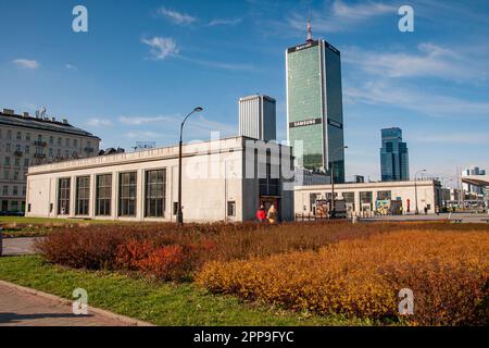 Blick auf den Bahnhof Śródmieście Warszawa. Das Marriott Hotel im Hintergrund. Frühlingsvormittag in der Hauptstadt von Polen. Warschau, Mazovia Polan Stockfoto