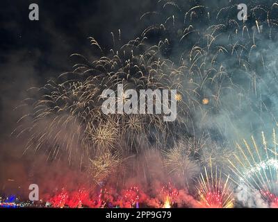 Doha, Katar. 22. April 2023. Am 22. April 2023 erstrahlt ein Feuerwerk am Himmel, um das Eid Al-Fitr in Doha, Katar, zu feiern. Eid al-Fitr markiert das Ende des islamischen Fastenmonats des Ramadan. Kredit: Renee/Xinhua/Alamy Live News Stockfoto