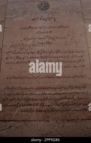 Blick auf das Pakistan Monument im Herzen von Islamabad, Schild der Geschichte des Monuments .Pakistan Stadt: Islamabad Land: Pakistan Stockfoto