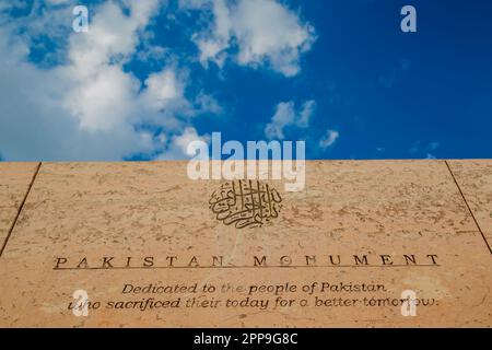 Blick auf das Pakistan Monument im Herzen von Islamabad, Schild der Geschichte des Monuments .Pakistan Stadt: Islamabad Land: Pakistan Stockfoto