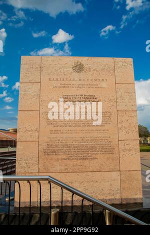 Blick auf das Pakistan Monument im Herzen von Islamabad, Schild der Geschichte des Monuments .Pakistan Stadt: Islamabad Land: Pakistan Stockfoto