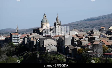 Mittelalterliche Stadt Randazzo mit Glockenturm der Basilika di Santa Maria in Süditalien, Sizilien Stockfoto