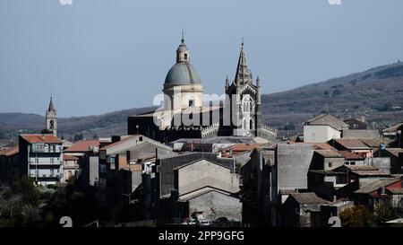 Mittelalterliche Stadt Randazzo mit Glockenturm der Basilika di Santa Maria in Süditalien, Sizilien Stockfoto