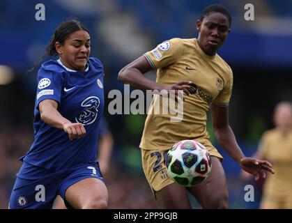 London, Großbritannien. 22. April 2023. Jess Carter von Chelsea und Asisat Oshoala von Barcelona fordern den Ball während des Spiels der UEFA Womens Champions League auf der Stamford Bridge, London. Das Bild sollte lauten: Paul Terry/Sportimage Credit: Sportimage Ltd/Alamy Live News Stockfoto