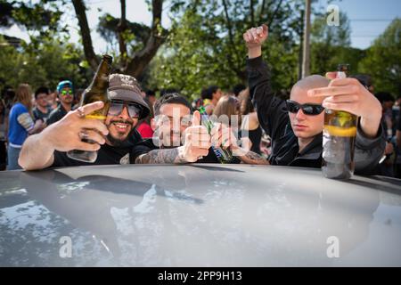 Rom, Italien. 22. April 2023. Demonstranten trinken Bier an der Piazzale Ostiense während der Demonstration. Der Protest, der von der Bewegung "Ultima Generazione" (Last Generation) anlässlich des "Earth Day" 2023 auf den Straßen Roms organisiert wurde, um die Öffentlichkeit für die Notwendigkeit zu sensibilisieren, fossile Brennstoffe aufzugeben. Kredit: SOPA Images Limited/Alamy Live News Stockfoto