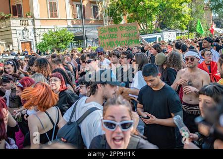 Rom, Italien. 22. April 2023. Während der Demonstration marschieren viele Demonstranten entlang der Straßen. Der Protest, der von der Bewegung "Ultima Generazione" (Last Generation) anlässlich des "Earth Day" 2023 auf den Straßen Roms organisiert wurde, um die Öffentlichkeit für die Notwendigkeit zu sensibilisieren, fossile Brennstoffe aufzugeben. Kredit: SOPA Images Limited/Alamy Live News Stockfoto