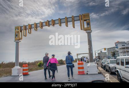 Cape May, Usa. 22. April 2023. Fußgänger passieren die im Bau befindlichen Cape May Promenade Arches am Samstag, den 22. April 2023 entlang der Promenade in Cape May, New Jersey. Die Torbögen werden als Rückkehr eines malerischen Details des alten Cape May gesehen, dessen ursprüngliche Bögen 1944 durch einen Hurrikan zerstört wurden. ( Kredit: William Thomas Cain/Alamy Live News Stockfoto