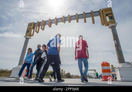 Cape May, Usa. 22. April 2023. Fußgänger passieren die im Bau befindlichen Cape May Promenade Arches am Samstag, den 22. April 2023 entlang der Promenade in Cape May, New Jersey. Die Torbögen werden als Rückkehr eines malerischen Details des alten Cape May gesehen, dessen ursprüngliche Bögen 1944 durch einen Hurrikan zerstört wurden. ( Kredit: William Thomas Cain/Alamy Live News Stockfoto