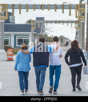 Cape May, Usa. 22. April 2023. Eine Gruppe passiert die im Bau befindlichen Cape May Promenade Arches am Samstag, den 22. April 2023 entlang der Promenade in Cape May, New Jersey. Die Torbögen werden als Rückkehr eines malerischen Details des alten Cape May gesehen, dessen ursprüngliche Bögen 1944 durch einen Hurrikan zerstört wurden. ( Kredit: William Thomas Cain/Alamy Live News Stockfoto