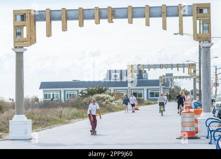 Cape May, Usa. 22. April 2023. Ein Skateboarder durch die im Bau befindlichen Cape May Promenade Arches Samstag, den 22. April 2023 an der Promenade in Cape May, New Jersey. Die Torbögen werden als Rückkehr eines malerischen Details des alten Cape May gesehen, dessen ursprüngliche Bögen 1944 durch einen Hurrikan zerstört wurden. ( Kredit: William Thomas Cain/Alamy Live News Stockfoto