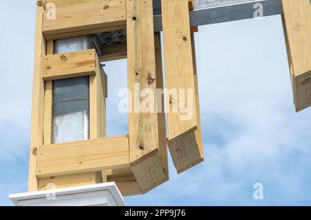 Cape May, Usa. 22. April 2023. Die Holzrahmen sind um die im Bau befindlichen Cape May Promenade Arches am Samstag, den 22. April 2023 an der Promenade in Cape May, New Jersey, zu sehen. Die Torbögen werden als Rückkehr eines malerischen Details des alten Cape May gesehen, dessen ursprüngliche Bögen 1944 durch einen Hurrikan zerstört wurden. ( Kredit: William Thomas Cain/Alamy Live News Stockfoto