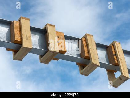 Cape May, Usa. 22. April 2023. Die Holzrahmen sind um die im Bau befindlichen Cape May Promenade Arches am Samstag, den 22. April 2023 an der Promenade in Cape May, New Jersey, zu sehen. Die Torbögen werden als Rückkehr eines malerischen Details des alten Cape May gesehen, dessen ursprüngliche Bögen 1944 durch einen Hurrikan zerstört wurden. ( Kredit: William Thomas Cain/Alamy Live News Stockfoto