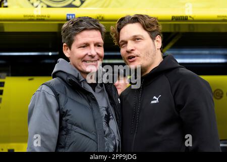 Oliver GLASNER (links, Trainer, F) und Edin TERZIC (Trainer, DO) reden miteinander, reden, Fußball 1. Bundesliga, 29. Spieltag, Borussia Dortmund (DO) - Eintracht Frankfurt (F) 4:0, am 22. April. 2023 in Dortmund/Deutschland. Stockfoto