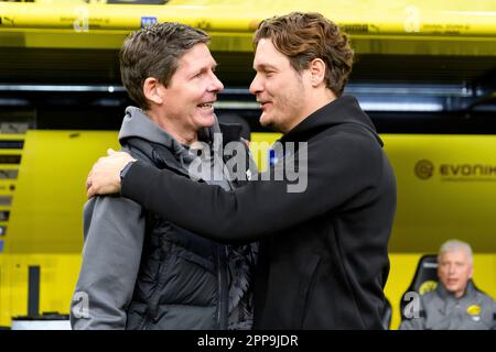 Oliver GLASNER (links, Trainer, F) und Edin TERZIC (Trainer, DO) reden miteinander, reden, Fußball 1. Bundesliga, 29. Spieltag, Borussia Dortmund (DO) - Eintracht Frankfurt (F) 4:0, am 22. April. 2023 in Dortmund/Deutschland. Stockfoto