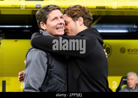 Oliver GLASNER (links, Trainer, F) und Edin TERZIC (Trainer, DO) reden miteinander, reden, Fußball 1. Bundesliga, 29. Spieltag, Borussia Dortmund (DO) - Eintracht Frankfurt (F) 4:0, am 22. April. 2023 in Dortmund/Deutschland. Stockfoto