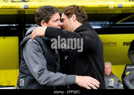 Oliver GLASNER (links, Trainer, F) und Edin TERZIC (Trainer, DO) reden miteinander, reden, Fußball 1. Bundesliga, 29. Spieltag, Borussia Dortmund (DO) - Eintracht Frankfurt (F) 4:0, am 22. April. 2023 in Dortmund/Deutschland. Stockfoto